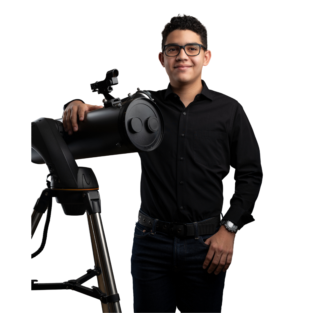 Miguel Rojas junto a su telescopio